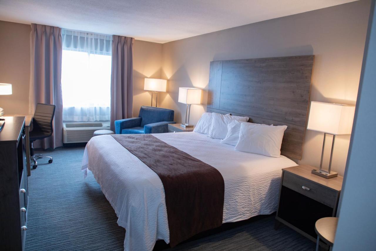 Lomira Inn And Suites Екстер'єр фото