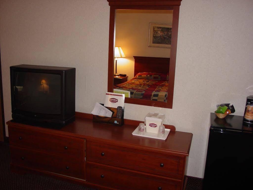 Lomira Inn And Suites Екстер'єр фото